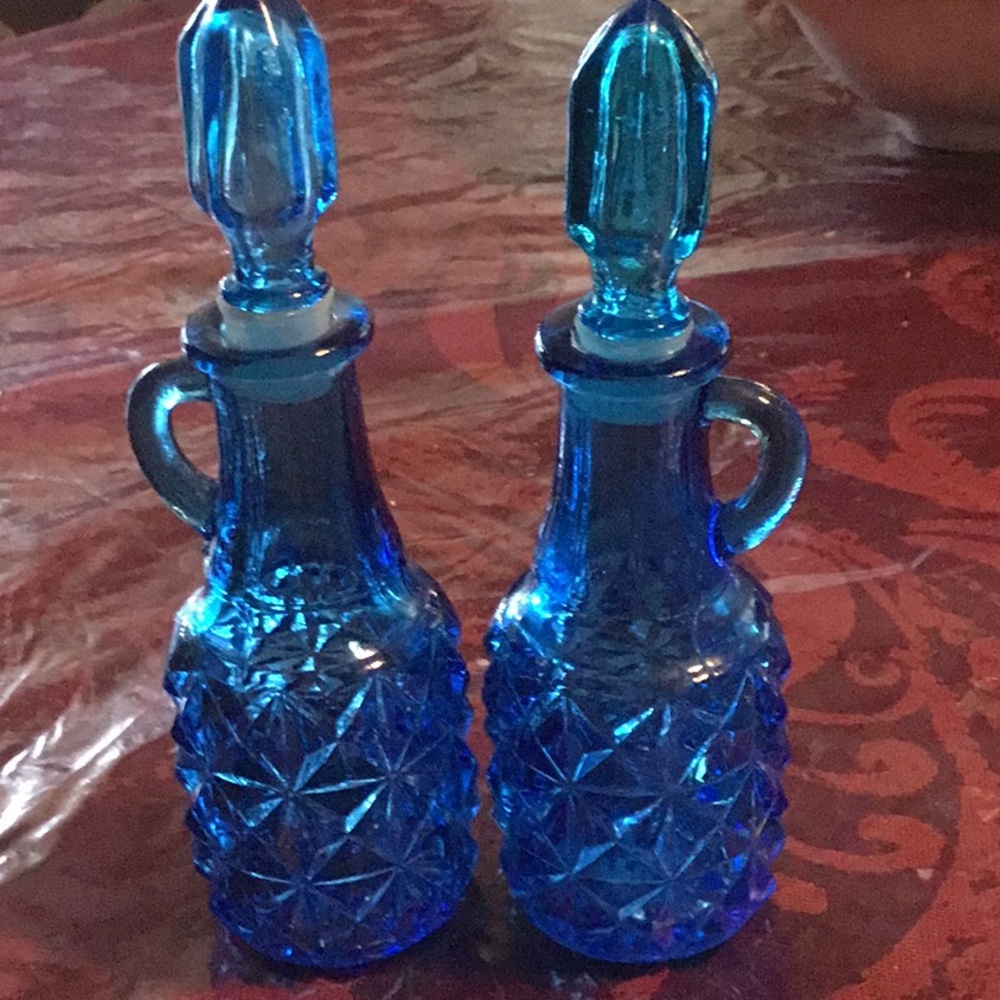 Vintage LE  smith blue glass like star pattern it’s a deep blue